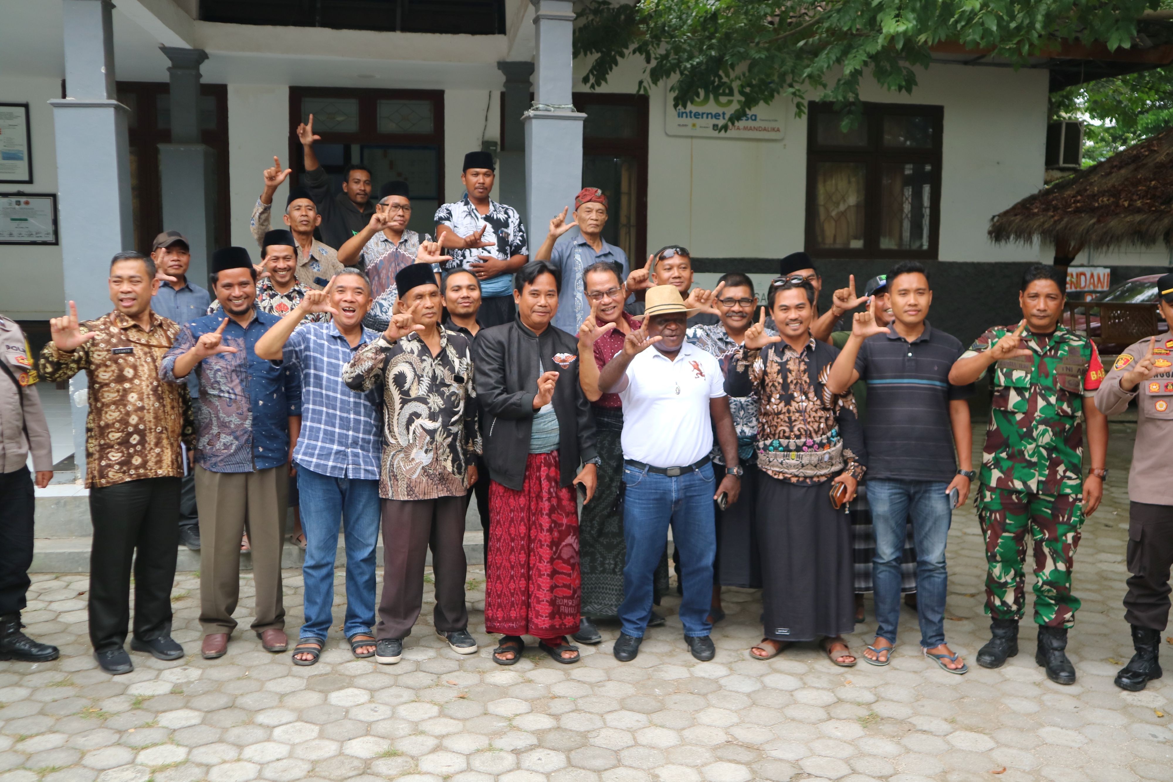 Warga Desa Kuta sampaikan keluh kesah soal lahan yang tak kunjung dibayar oleh ITDC kepada Menteri HAM RI Natalius Pigai (baju putih) di kantor Desa Kuta, Pujut, Loteng, Jumat (20/6).