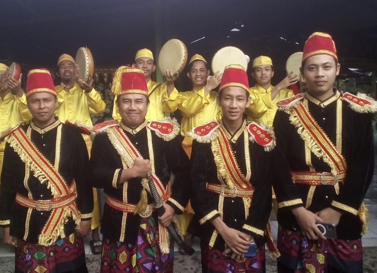 SENYUM: Eka Cakra (dua dari kiri) saat tampil sebagai penari Rudat beberapa waktu lalu.
