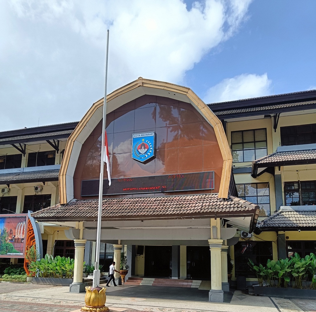 MULAI DIRENOVASI: Tampak depan kantor Wali Kota Mataram yang akan direnovasi Mei nanti.&nbsp;