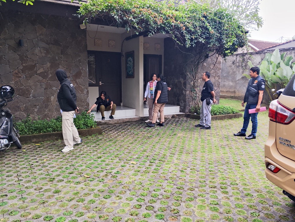 REKONSTRUKSI: Sejumlah penyidik mempersiapkan kamar yang digunakan tersangka MAA sebelum rekonstruksi kasus kakak jual adik di Hotel Kenda, Cakranegara, Mataram, Jumat (20/6).