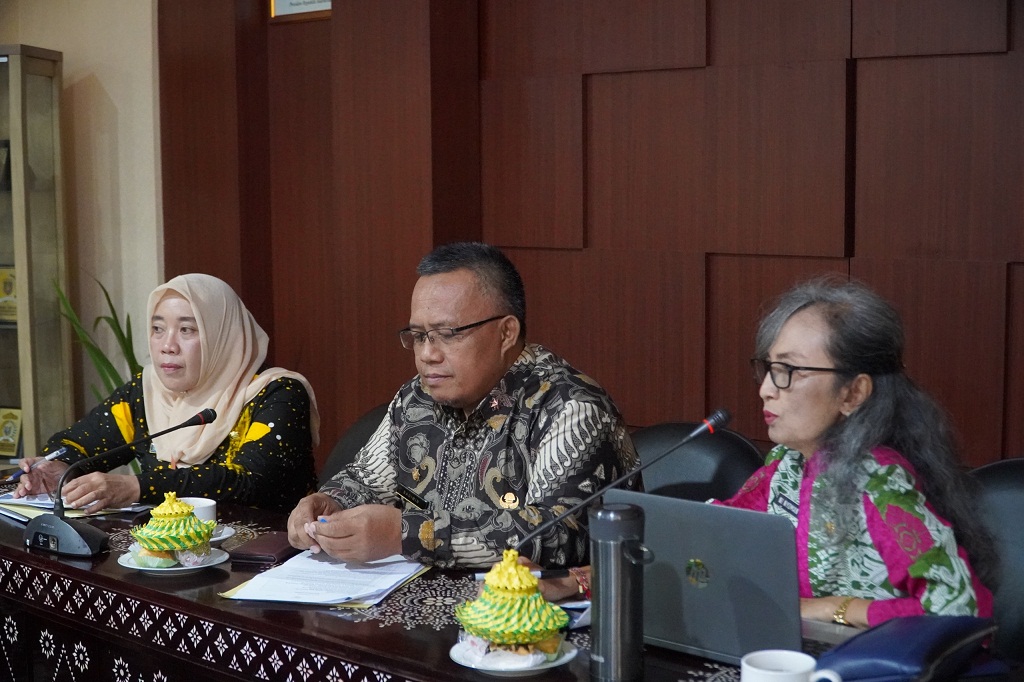 HASILKAN REKOMENDASI: Kepala Dinas PUPR NTB Sadimin (tengah) dan Kepala Dinas PUPR Kota Mataram Lale Widiahning (kiri), di rapat pembahasan ranperda RTRW Kota Mataram