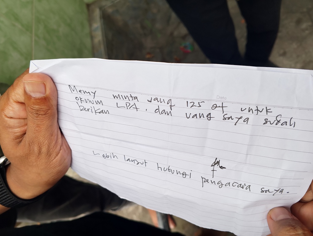 BERIKAN SINYAL: Ini tulisan secarik kertas yang dibuang tersangka prostitusi kakak jual adik berinisial MAA di Hotel Lombok Raya, Jumat (20/6).&nbsp;