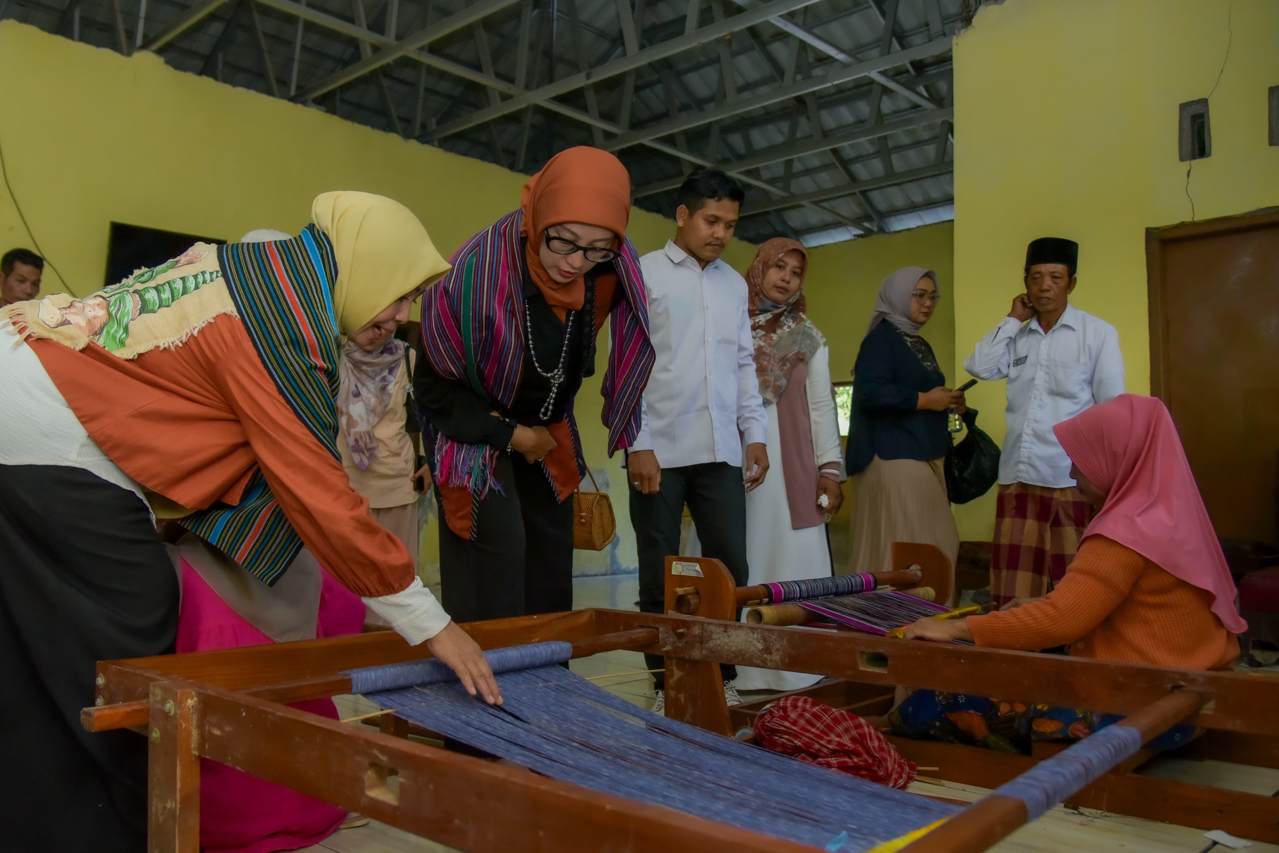 Dekranasda ntb perkuat daya saing tenun semoyang agar menembus pasar global.