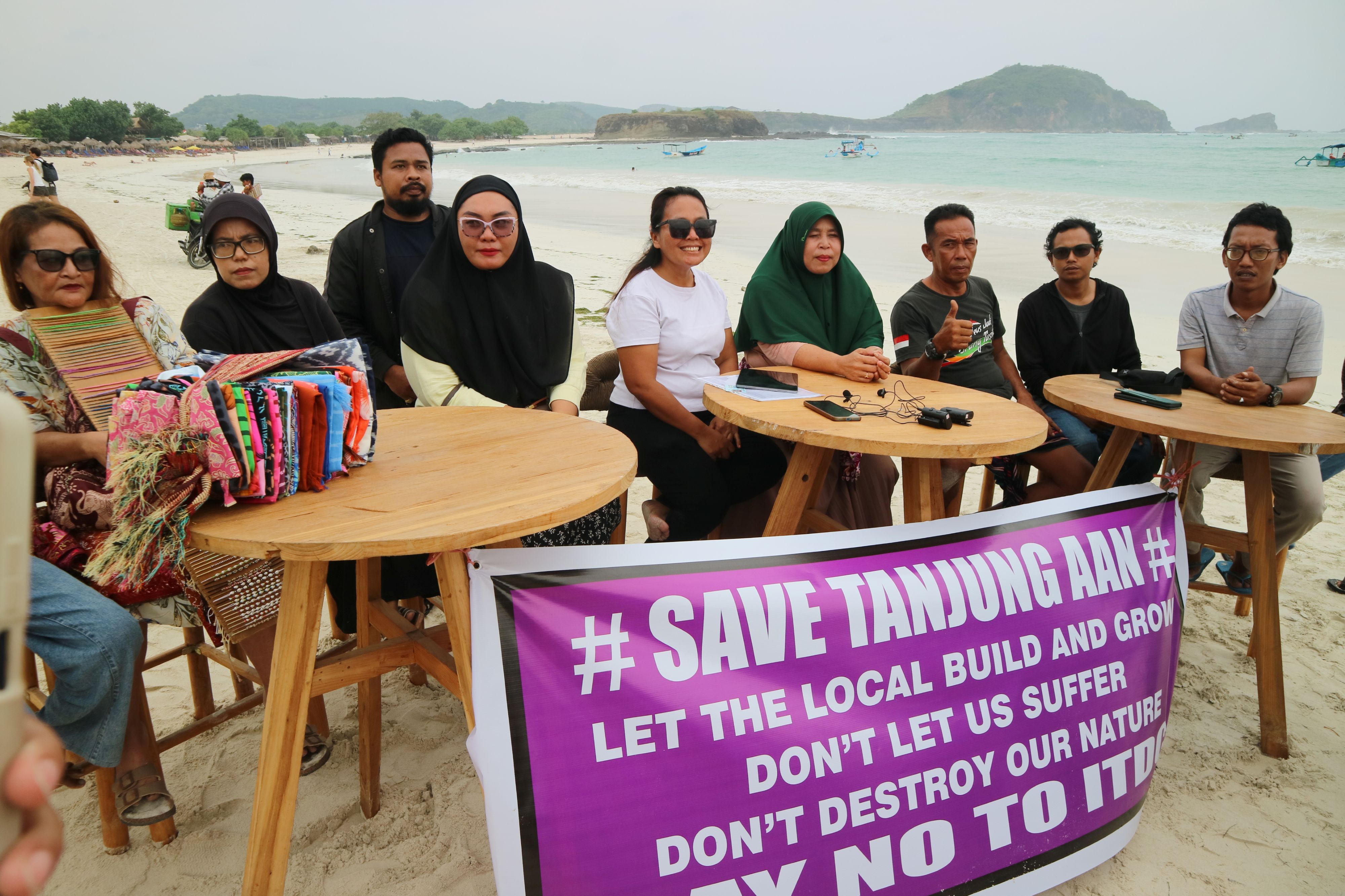 Kartini salah satu pemilik warung lokal menunjukkan bukti pembayaran pajak selama beroperasi di kawasan Pantai Tanjung Aan, Desa Sengkol, Kecamatan Pujut, Loteng, Jumat (20/6).