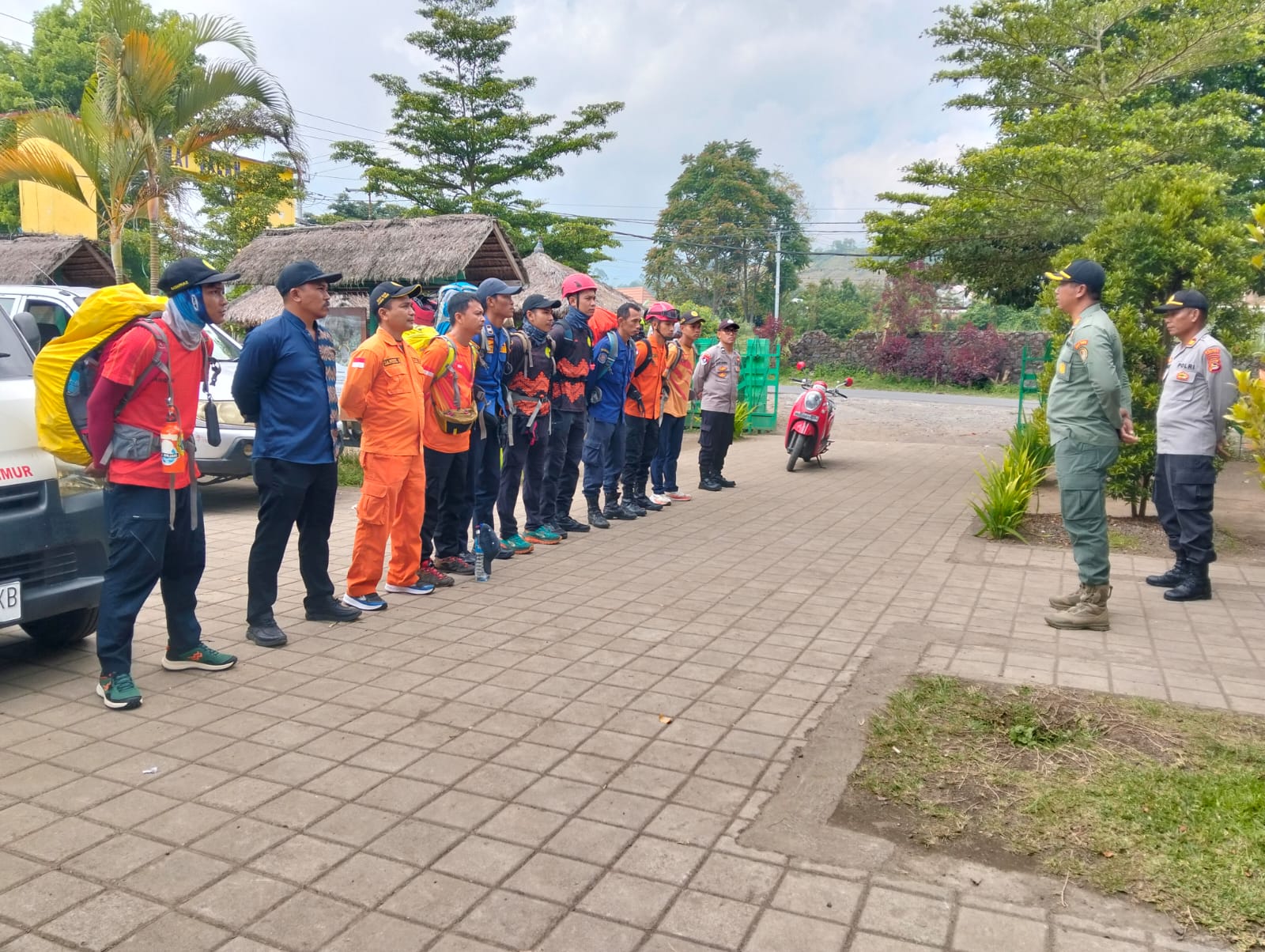 Team SAR dan gabungan saat apel sebelum terjun untuk melakukan evakuasi WNA asal Brazil yang terjatuh saat mendaki ke Gunung Rinjani, Sabtu (21/6). (Humas Polres Lotim)
