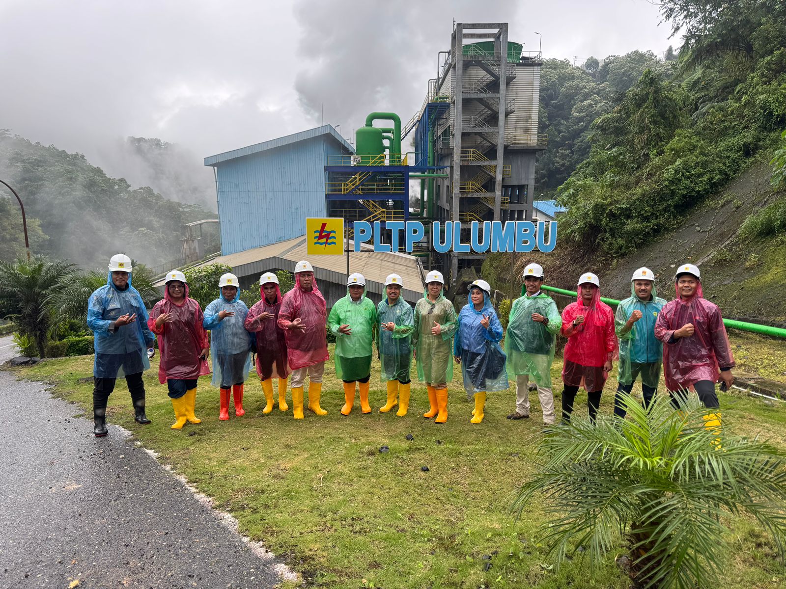 Direktur Panas Bumi Ditjen EBTKE, Kementerian ESDM, Gigih Udi Atmo Dalam kunjungan kerja ke Wilayah Kerja Panas Bumi PLTP Ulumbu di Poco Leok, Kamis (12/6).