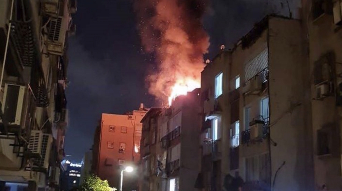 Gedung terbakar setelah terkena rudal Iran di wilayah Palestina tengah yang diduduki Israel pada Sabtu pagi, 21 Juni 2025.