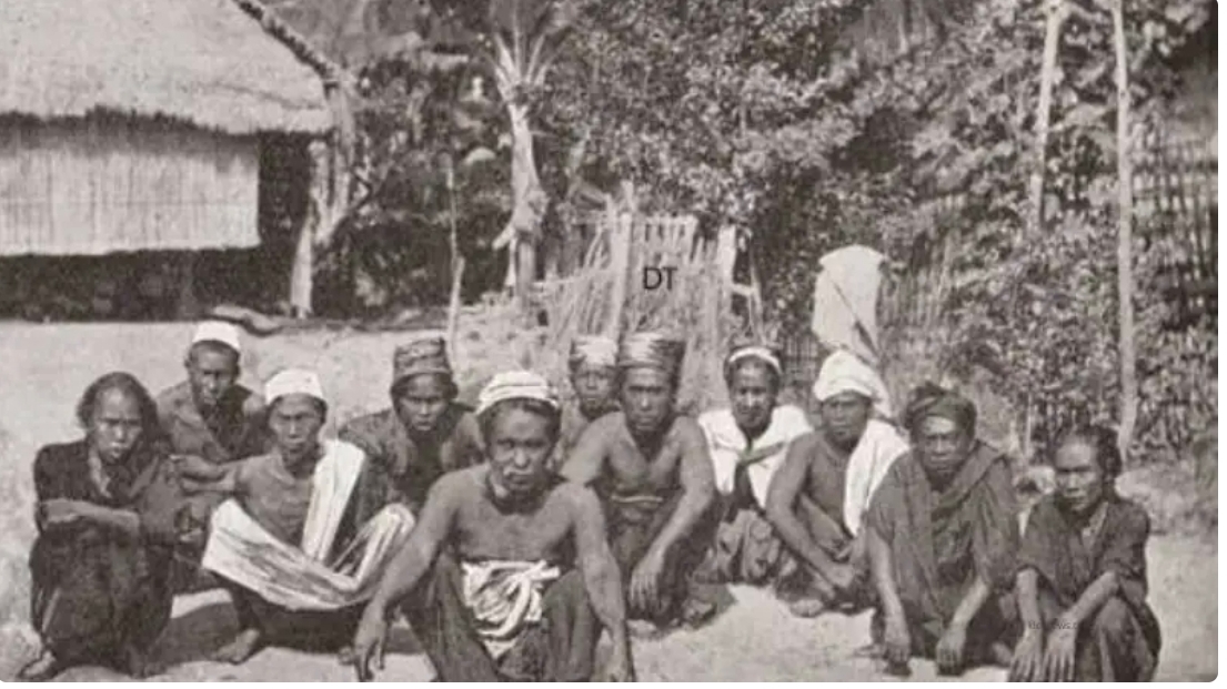 Masyarakat Suku Sasak yang mendiami pulau Lombok.