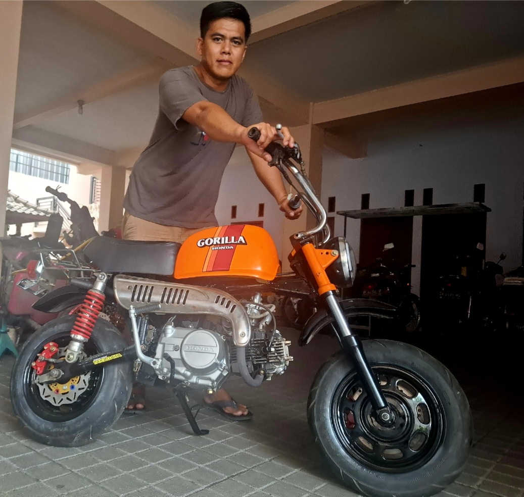 BERTALENTA: Dody Fitroh Rahman memamerkan Honda Gorilla hasil modifikasinya di workshop miliknya di  Jalan Merdeka Raya, Nomor 168, Kelurahan Karang Pule, Sekarbela, Kota Mataram, Jumat (20/6).