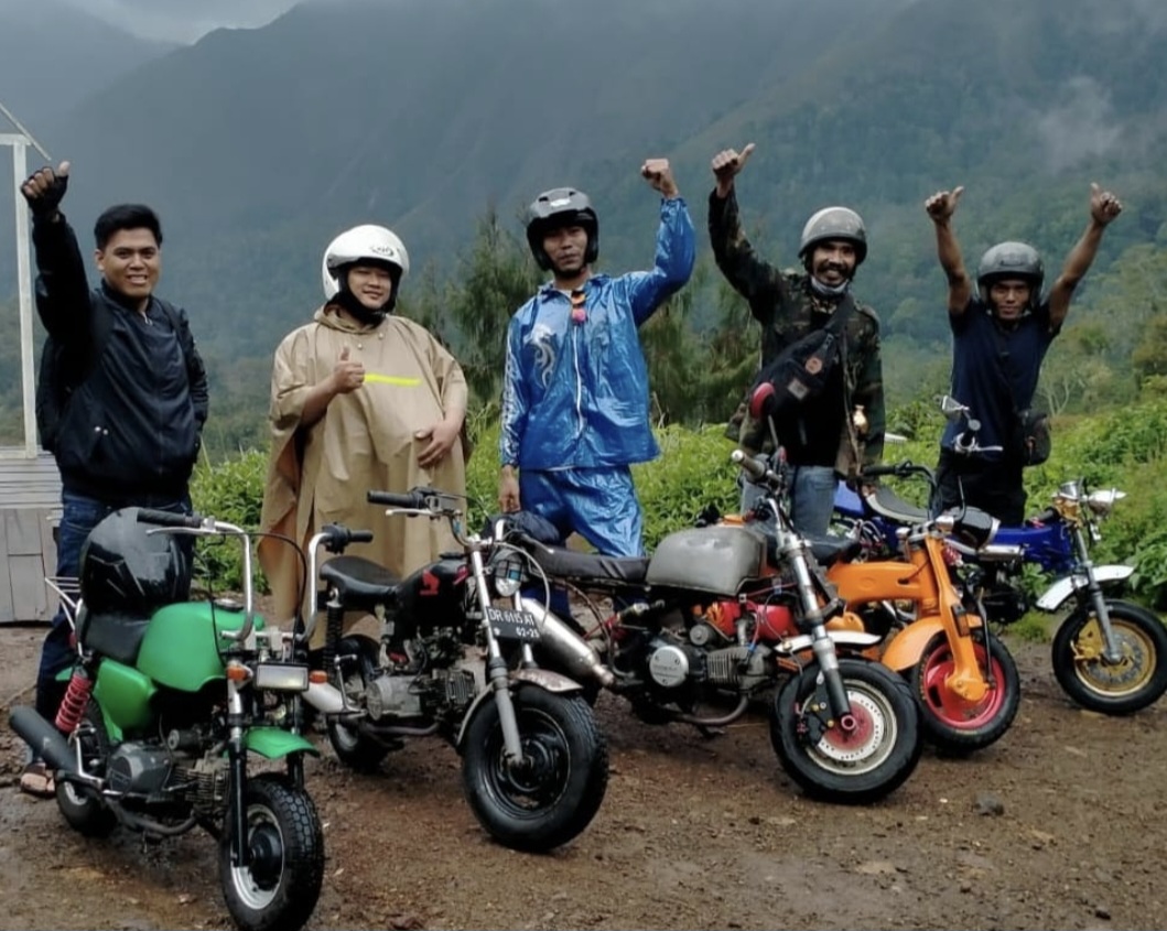 SERU-SERUAN: Dody Fitroh Rahman (kiri) bersama anggota Motor Mini Lombok Community saat taouring ke Sembalun beberapa waktu lalu.