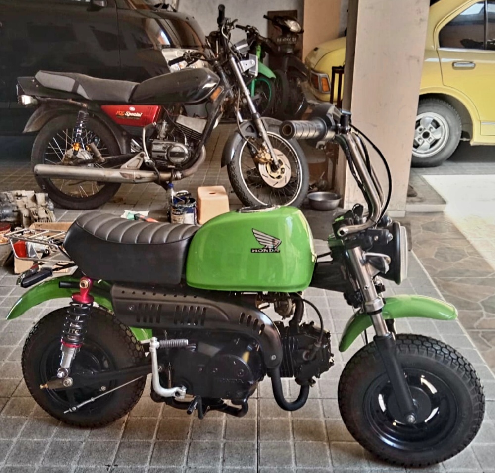 SI MUNGIL DAN IMUT: Motor mini hasil modifikasi Dody Fitroh Rahman saat dipamerkan di workshop miliknya, Jumat (20/6).