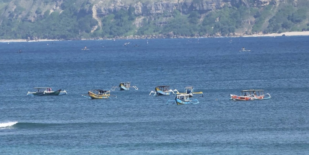 PRIMADONA WISATAWAN: Tampak sejumlah perahu yang membawa wisatawan mancanegara untuk surfing di Pantai Ekas, Jerowaru, Lombok Timur.