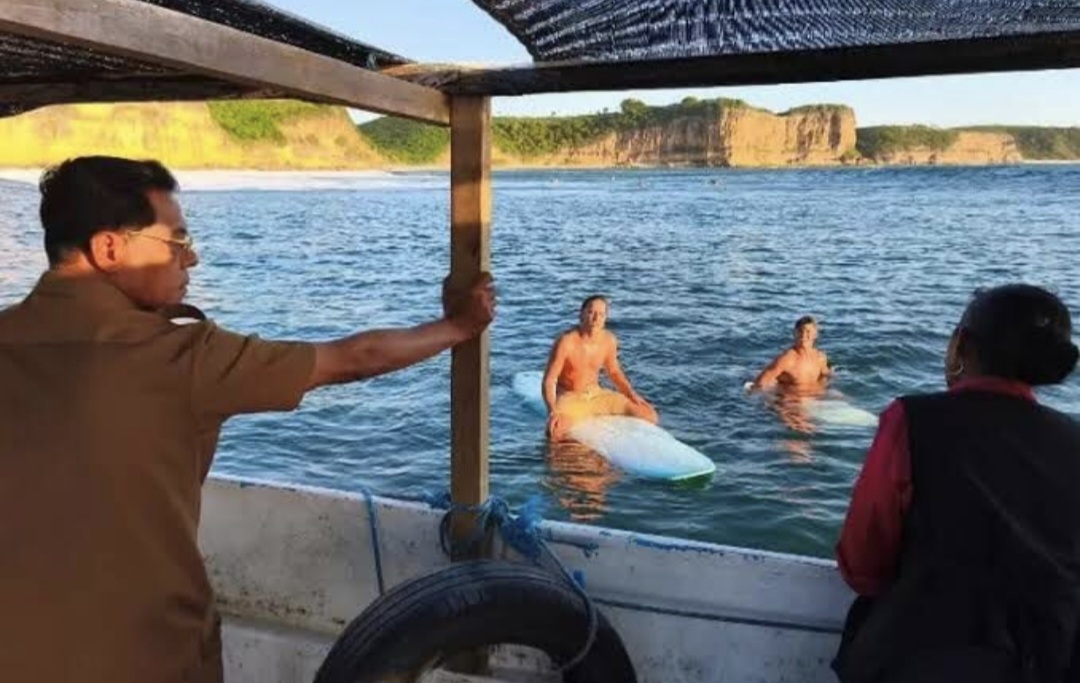 JADI POLEMIK: Bupati Lombok Timur (Lotim) Haerul Warisin saat patroli di Teluk Ekas, Kecamatan Jerowaru, Selasa (17/6). Dia mengusir sejumlah boatman asal Lombok Tengah yang mengangkut tamu surfing.