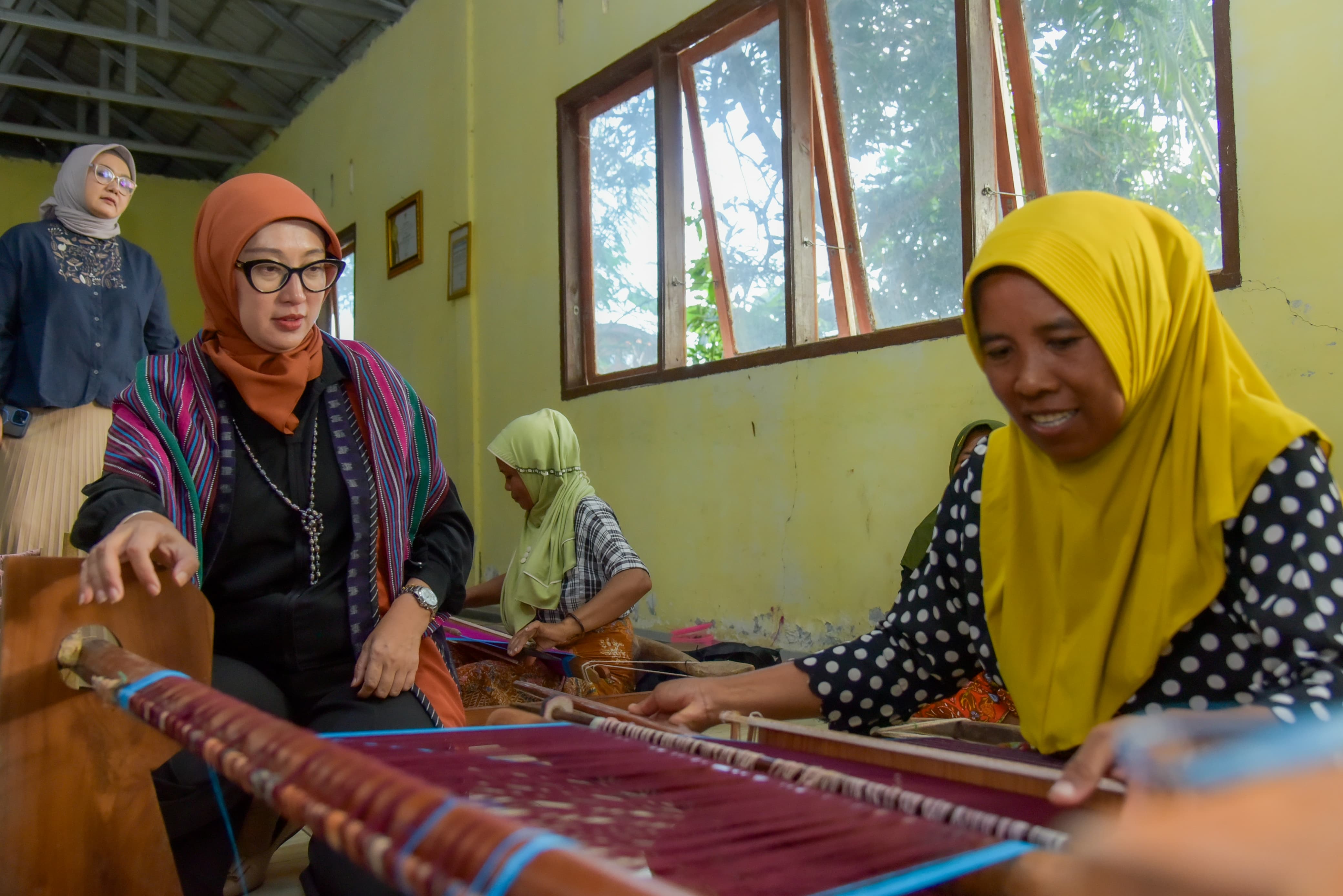 Ketua Dekranasda NTB Sinta Agathia M Iqbal meninjau salah satu perajin tenun Semoyang di Lombok Tengah.