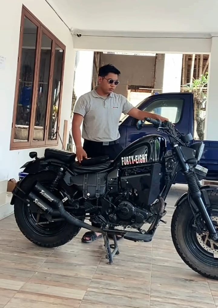 Lalu Losta Wirabakti foto bersama motor custom Harley-Davidson miliknya.