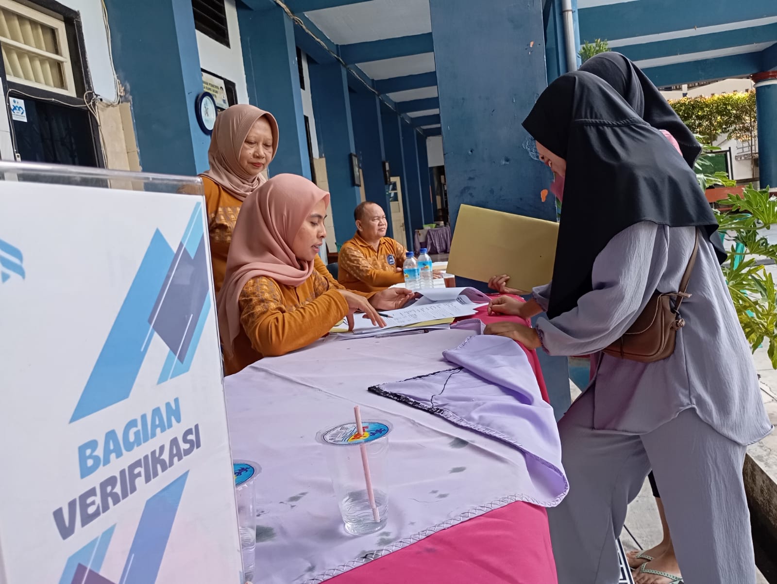 Calon siswa didampingi orang tuanya saat mendaftar pada PPDB jenjang SMP di Kota Mataram.