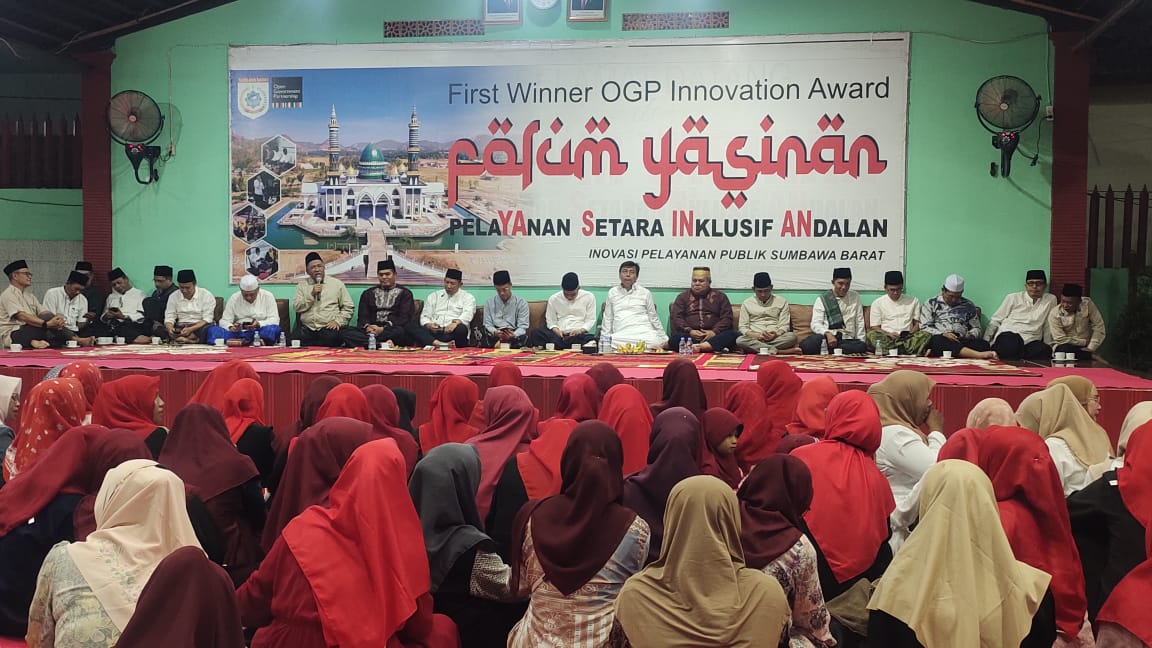 DIHIDUPKAN KEMBALI: Bupati KSB Amar Nurmansyah membahas sejumlah hal penting terkait pelaksanaan kartu Sumbawa Barat Maju dalam Forum Yasinan, Kamis malam (19/6).