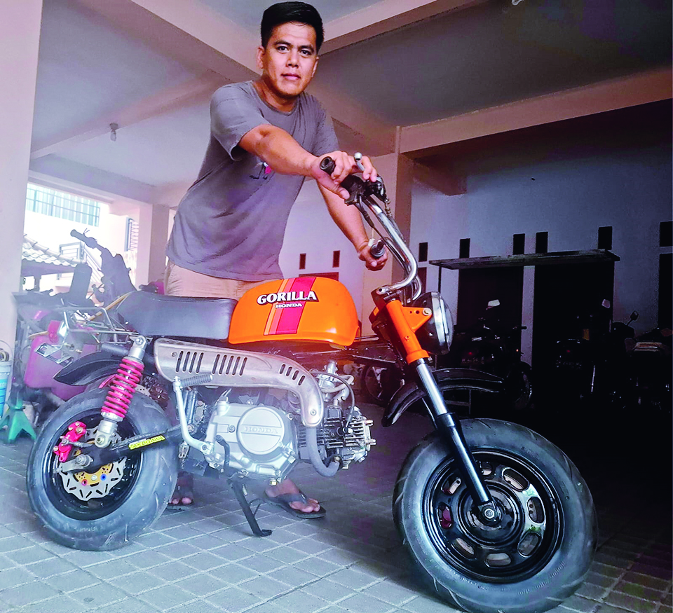BERTALENTA: Dody Fitroh Rahman memamerkan Honda Gorilla hasil modifikasinya di workshop miliknya di Jalan Merdeka Raya, Nomor 168, Kelurahan Karang Pule, Sekarbela, Kota Mataram.