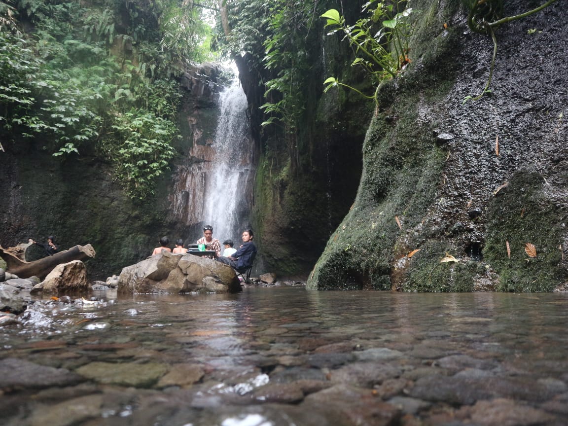 AIR TERJUN: Pengunjung saat sedang menikmati keindahan air terjun Tibu Bunter Desa Jeruk Manis, Kecamatan Sikur, Lombok Timur, Jumat (20/6).