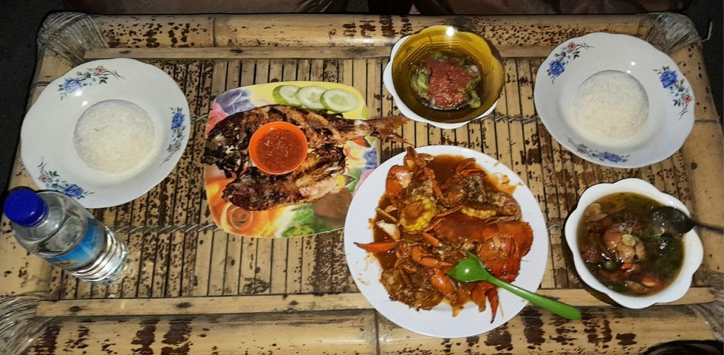 KULINER LEZAT: Pantai Cemara, Desa Lembar Selatan, Kecamatan Lembar menjadi salah satu tempat berburu kuliner lezat di Lombok Barat.