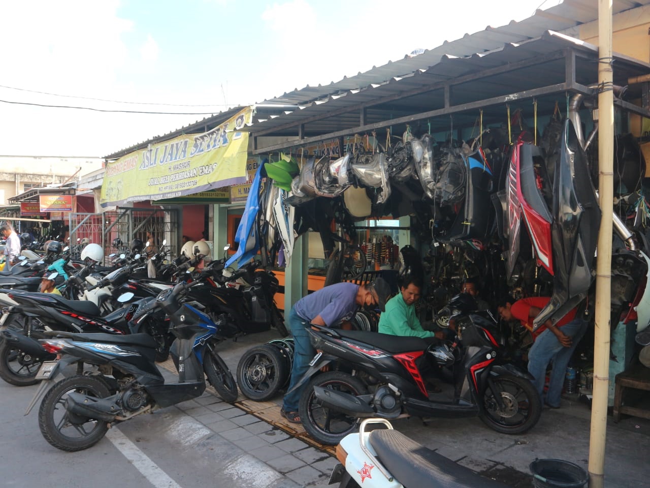 TETAP RAMAI: Suasana Pasar Loaq Cakranegara terlihat ramai didatangi warga yang mencari onderdil kendaraan motor bekas, Kamis (19/6).