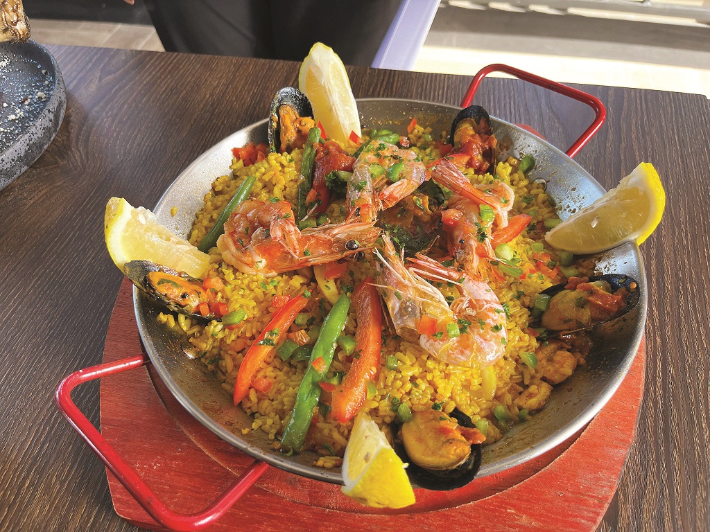 PAELLA VALENCIANA: Penampakan hidangan Paella Valenciana, nasi kuning khas Eropa di Bale Tapas Hotel Lombok Astoria.