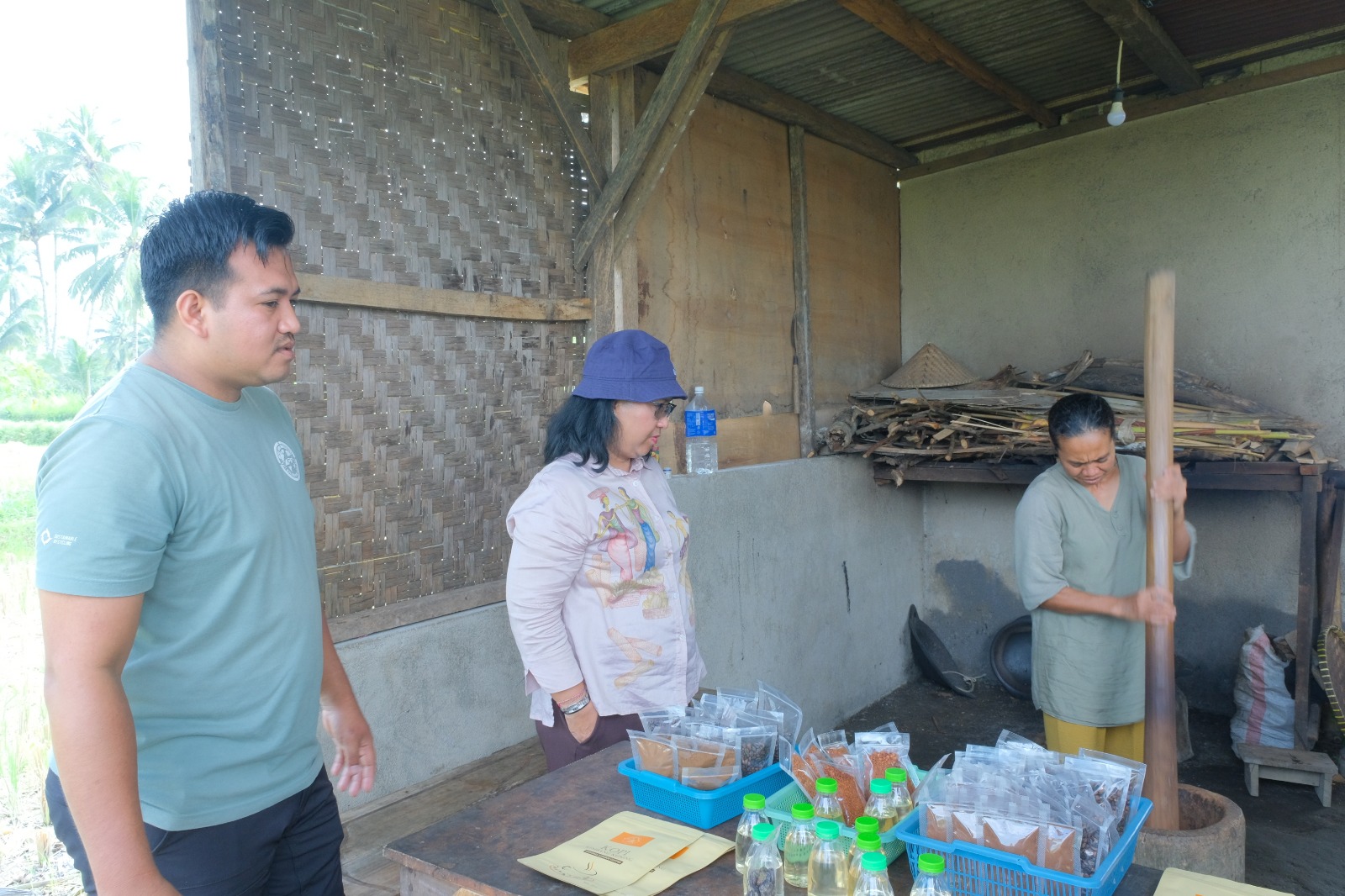 Kanwil Kemenkum NTB melakukan kunjungan dalam rangka mendorong perlindungan Kekayaan Intelektual di Desa Kembang Kuning Lombok Timur pada Sabtu (21/6).