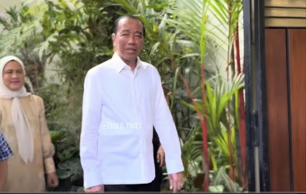 Presiden ke 7 RI Joko Widodo menemui warga yang datang memberikan ucapan selamat ulang tahun ke 64.