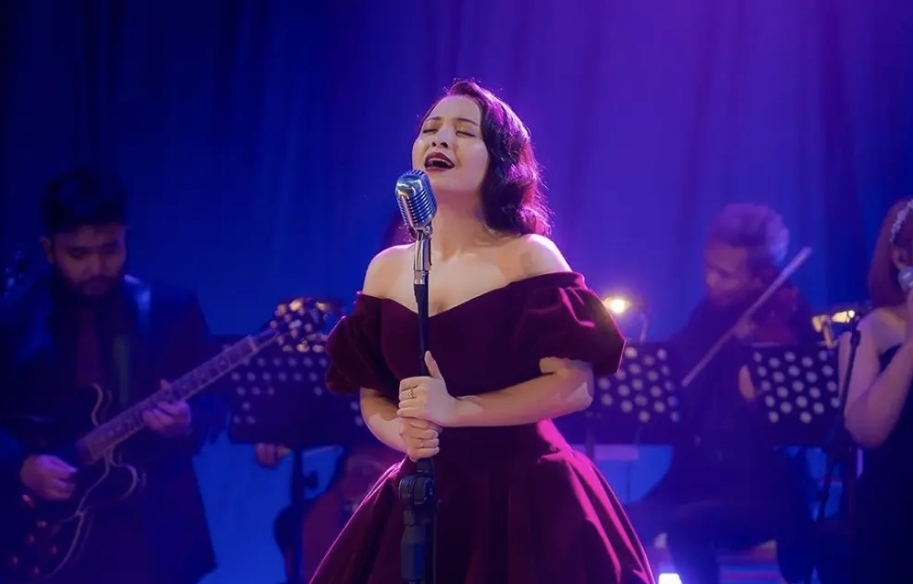 Bernadya tampil mengejutkan dengan balutan gaun merah elegan, meninggalkan ciri khas busana hitamnya. (Foto: JUNI Records)