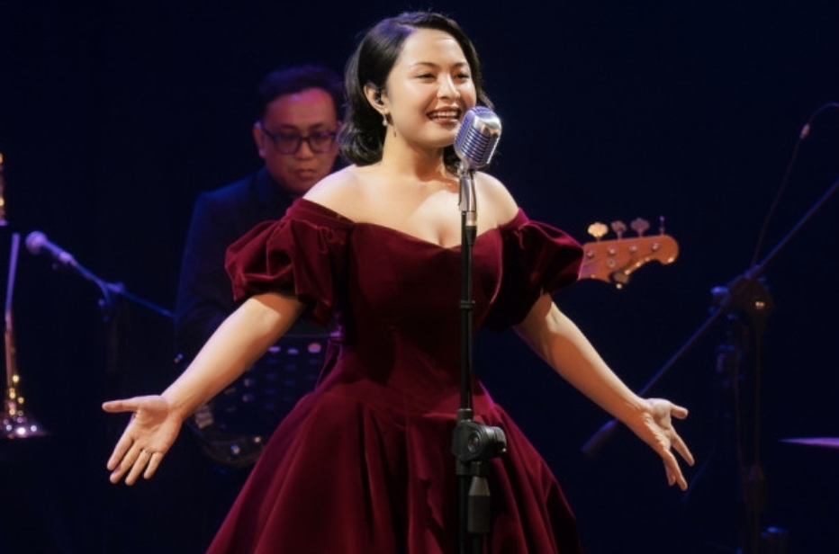 Di tengah konser, Bernadya mengajak penonton larut dalam aransemen musikal a la Broadway.