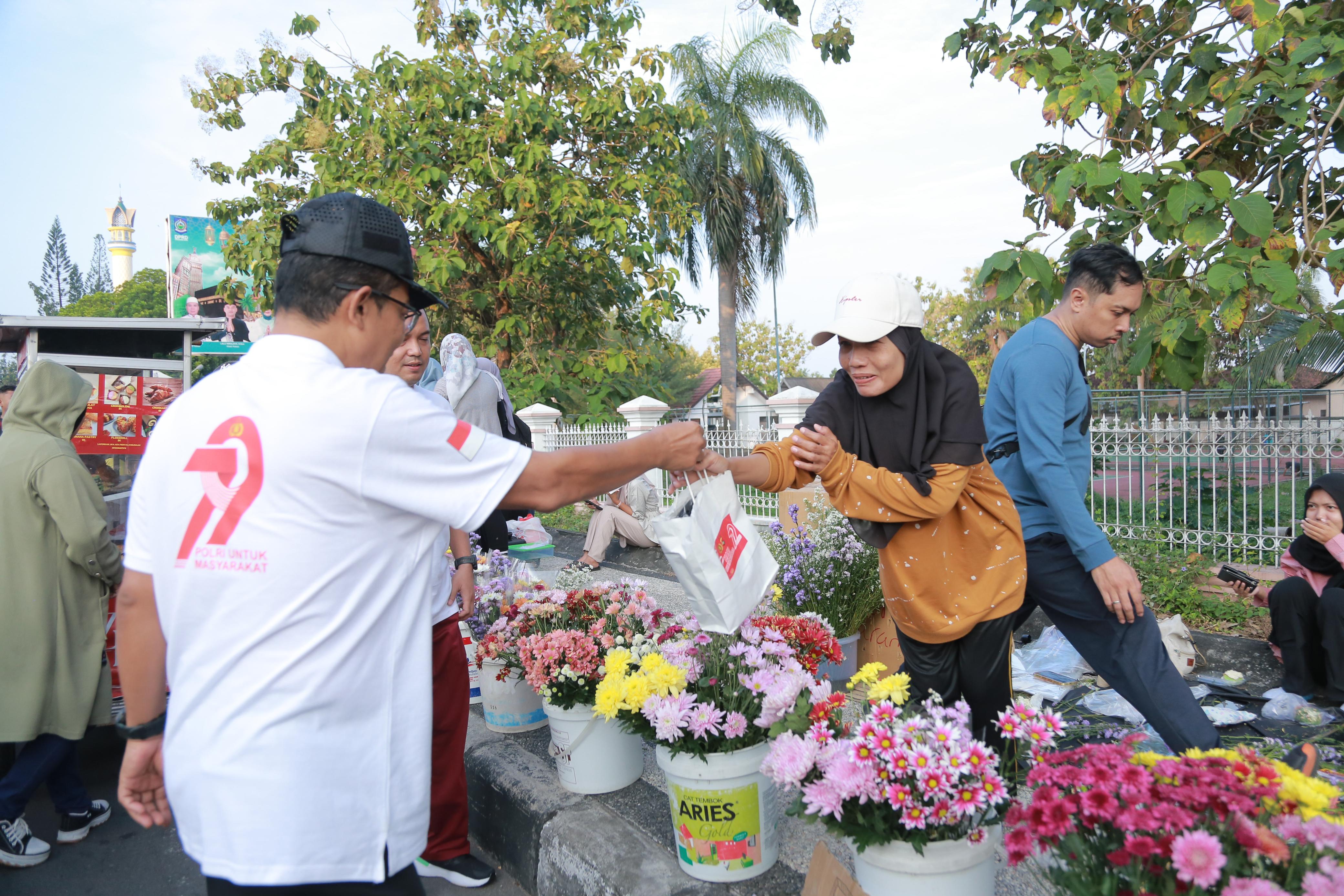 Kapolda NTB memberikan suvenir di acara CFD Udayana Mataram, Minggu (22/6).