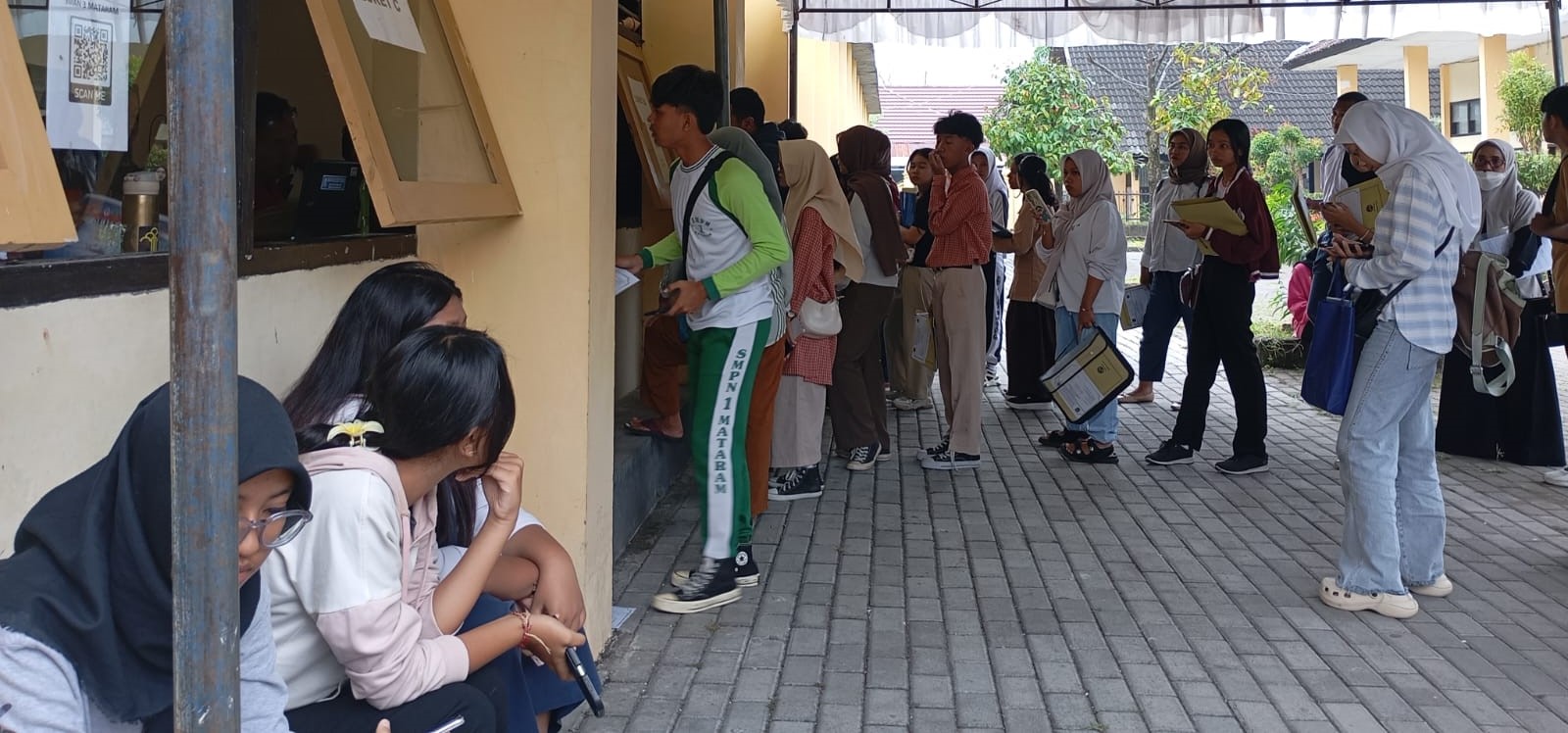 Sejumlah calon siswa didampingi orang tuanya mendaftar jalur prestasi di SMAN 3 Mataram, pekan lalu.