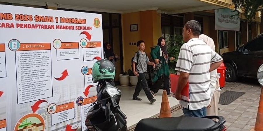 Calon siswa didampingi orang tuanya melihat spanduk pendaftaran jalur prestasi di SMAN 1 Mataram, pekan lalu.