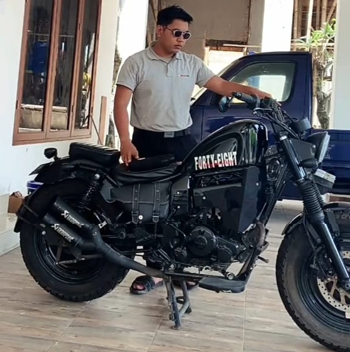 KEREN: Lalu Losta Wirabakti foto bersama motor custom Harley-Davidson miliknya.