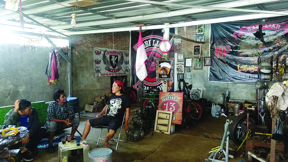 AKRAB: Suro bersama anggota komunitas klub motor custom Babi Liar Lombok sedang berbincang di kediamannya, Desa Duman, Kecamatan Lingsar, Lombok Barat.