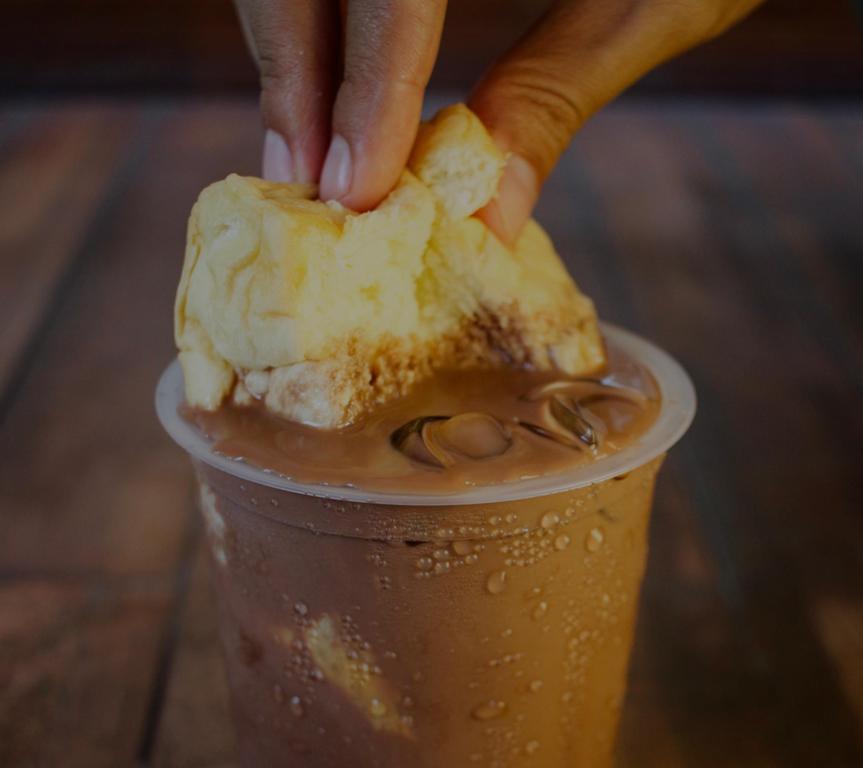 PENGHILANG DAHAGA : Es Coklat Maharani, salah satu minuman segar dengan celipan roti sobek yang ada di Kota Mataram.&nbsp;