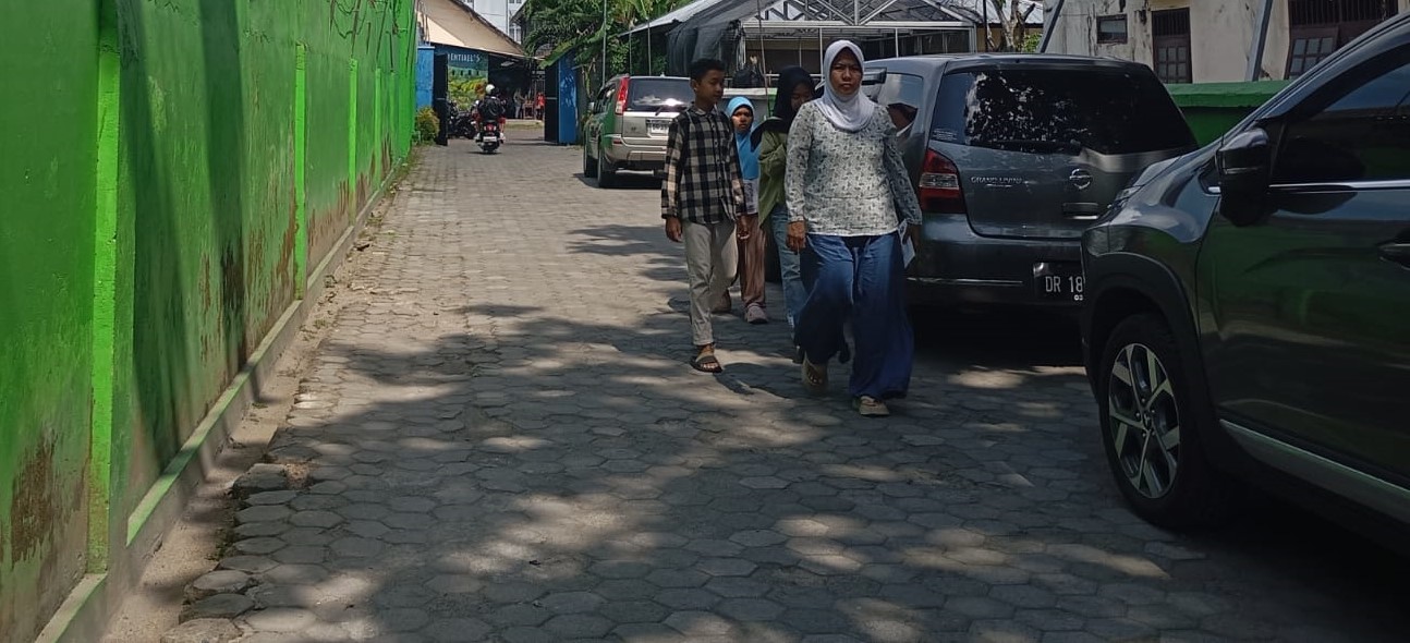 Orang tua mendampingi anaknya saat daftar jalur prestasi dan afirmasi di SMPN 13 Mataram, Senin (23/6).