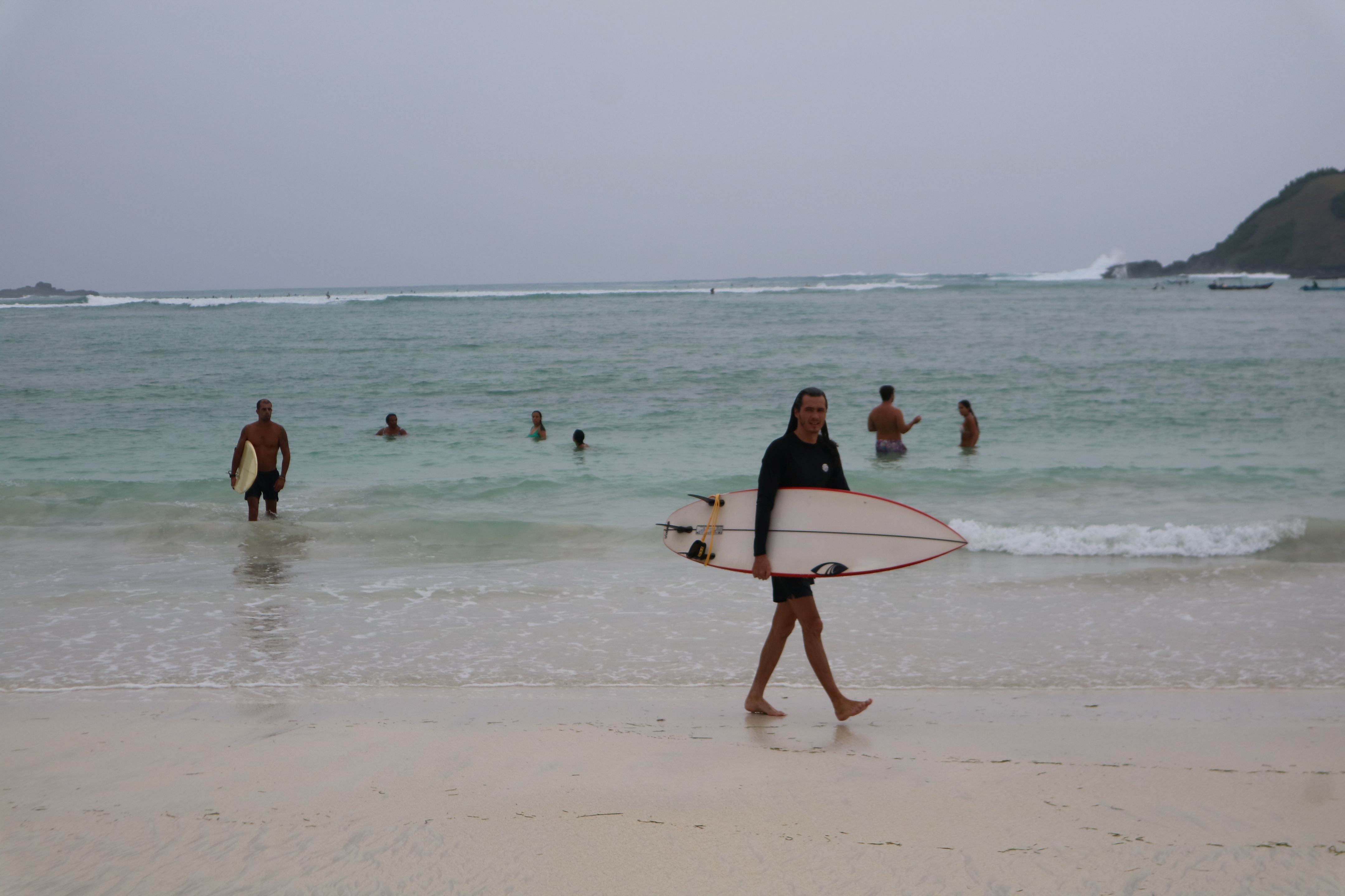 Wisatawan asing usai berselancar di perairan Pantai Tanjung Aan, Desa Sengkol, Pujut, Loteng, Jumat (20/6) lalu. Wabup Loteng dorong maksimalkan spot surfing di Lombok Tengah