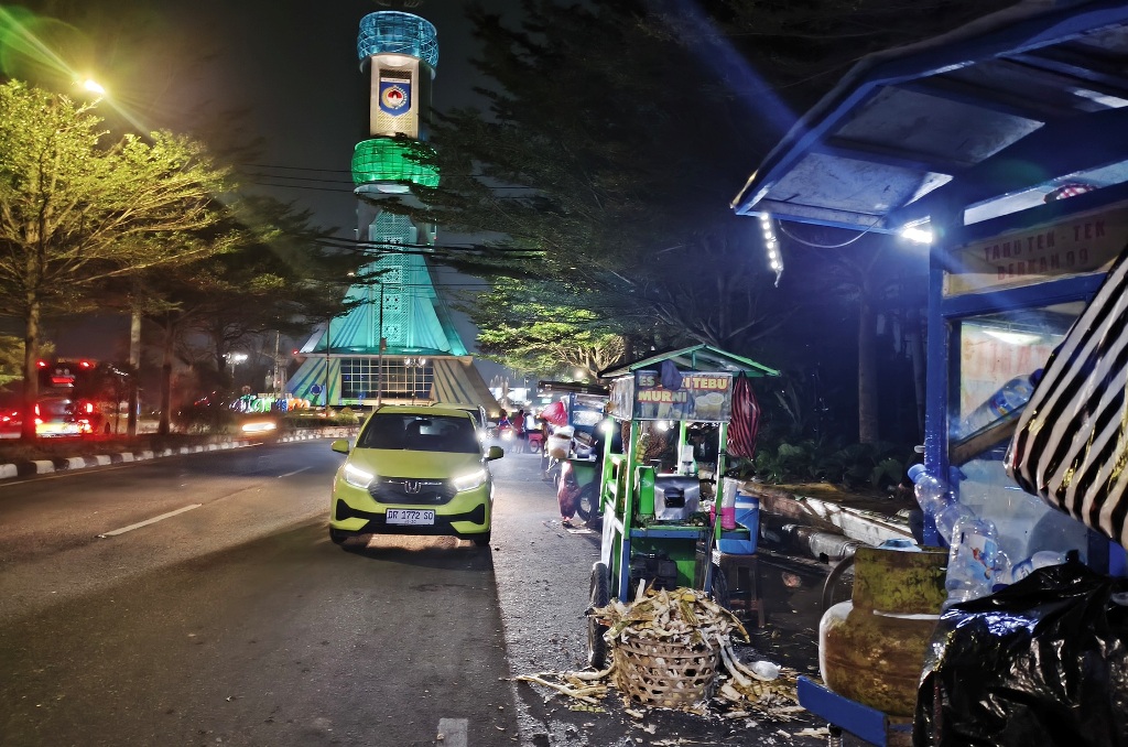 Salah satu lapak PKL yang meletakkan sampah jualannya di badan jalan Bypass BIL, Kota Mataram, Jumat malam (20/6).