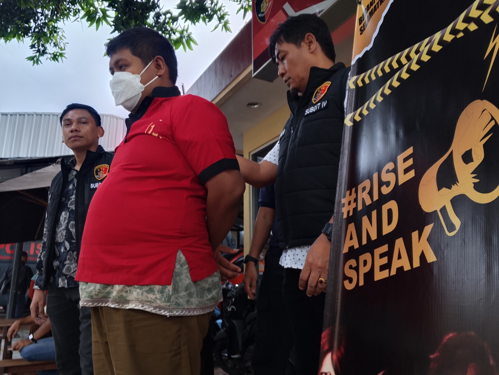 BERKASNYA BELUM LENGKAP: Tersangka kasus pelecehan seksual berinisial WJ digiring polisi saat hendak ditahan di Mapolda NTB, beberapa waktu lalu.