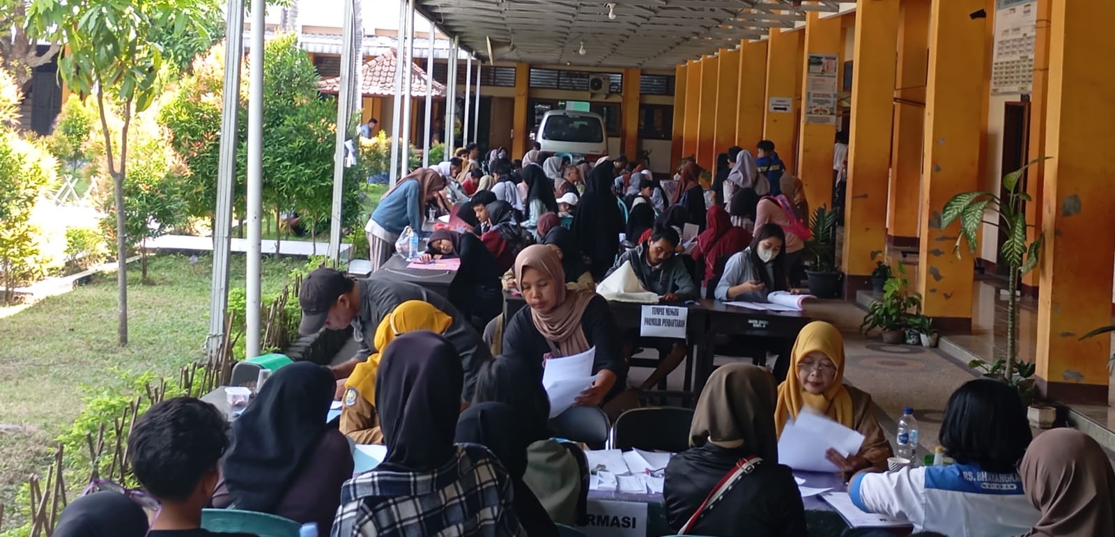 Para calon siswa didampingi orang tuanya mendaftar jalur prestasi dan afirmasi di SMPN 13 Mataram, Senin (23/6).