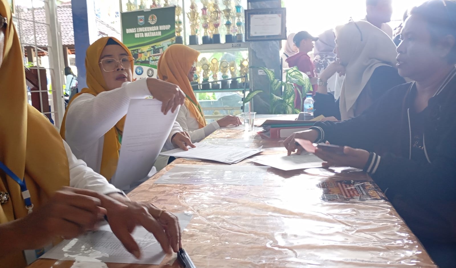 Panitia SPMB SMPN 2 Mataram memverifikasi berkas pendaftaran jalur prestasi dan afirmasi di SMPN 2 Mataram, Senin (23/6).