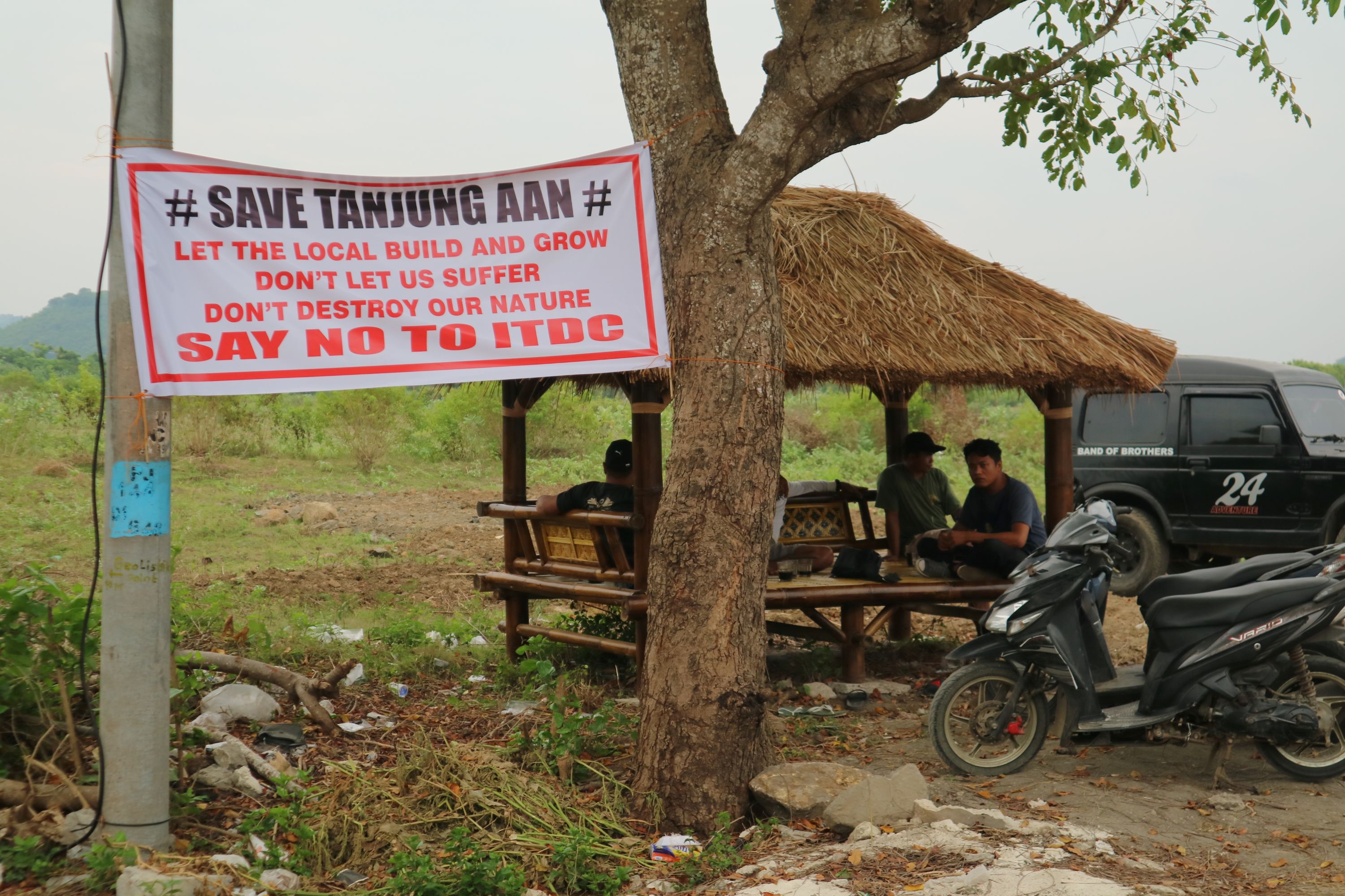 TOLAK: Sejumlah spanduk bertuliskan Save Tanjung Aan terpasang di sudut-sudut lapak warung lokal di sekitar Pantai Tanjung Aan, Desa Sengkol, Pujut, Loteng, Jumat (20/6).