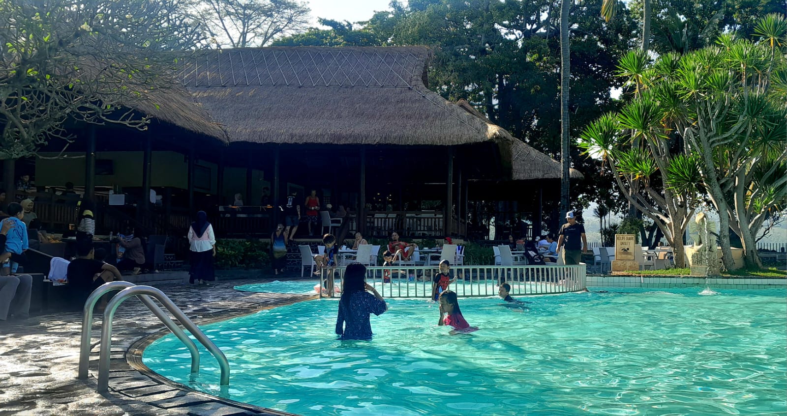 RAMAH UNTUK KELUARGA: Kolam renang di Hotel Merumatta Senggigi menjadi salah satu tempat menarik untuk bersantai bersama keluarga.