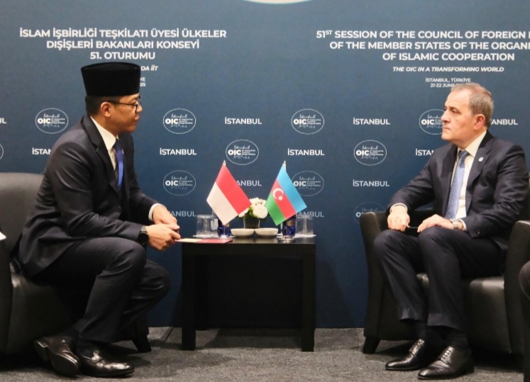 Menlu Sugiono saat bertemu dengan Menlu Azerbaijan, Jeyhun Bayramov di sela-sela Konferensi Tingkat Menteri OKI ke-51 di Istanbul, Turki, 21-22 Juni 2025.