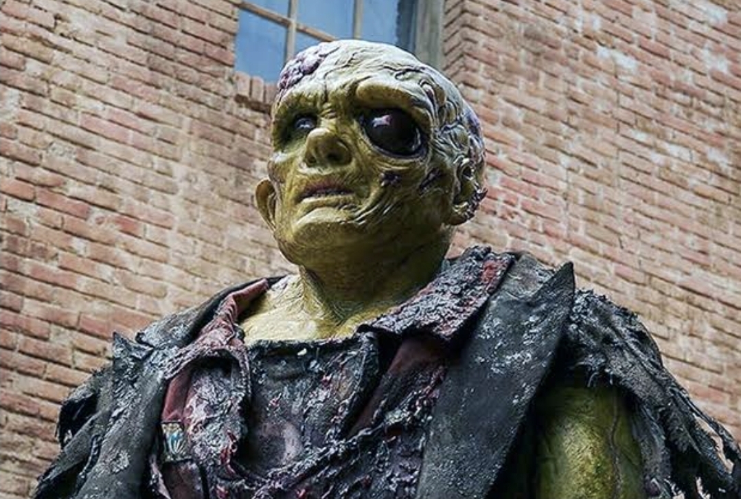 The Toxic Avenger bukan sekadar film aksi biasa. Film yang dibintangi Peter Dinklage ini hadir sebagai remake brutal tanpa sensor dari film klasik tahun 1984. (istimewa)