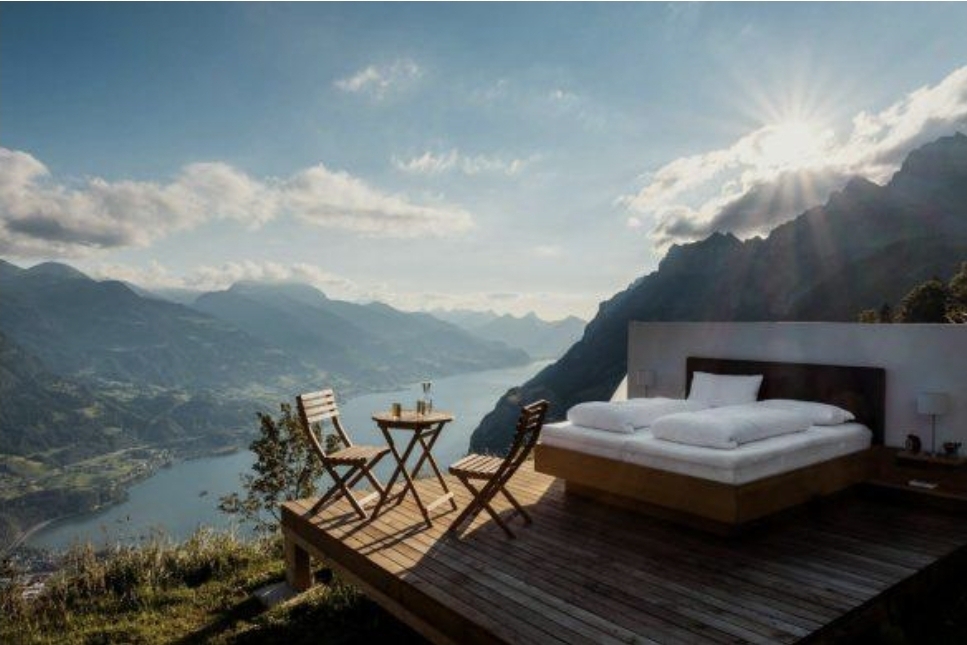 Dengan harga mulai dari 250 CHF (sekitar Rp4,2 juta) hingga 325 CHF (Rp5,5 juta), hotel tanpa atap ini tetap diburu. Antrean mencapai 6.500 lebih orang. (Foto-foto : of-all-places.com)