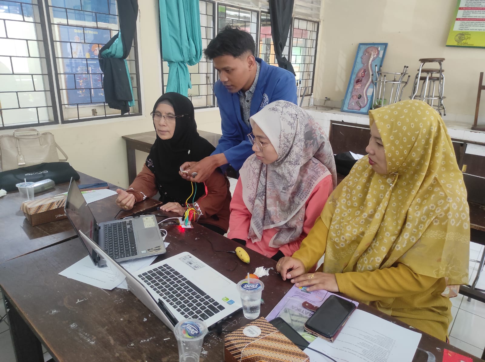 Tim PKM Dosen Prodi Pendidikan Teknlogi Informasi UBG melatih para guru menerapkan pembelajaran berbasis teknologi digital.