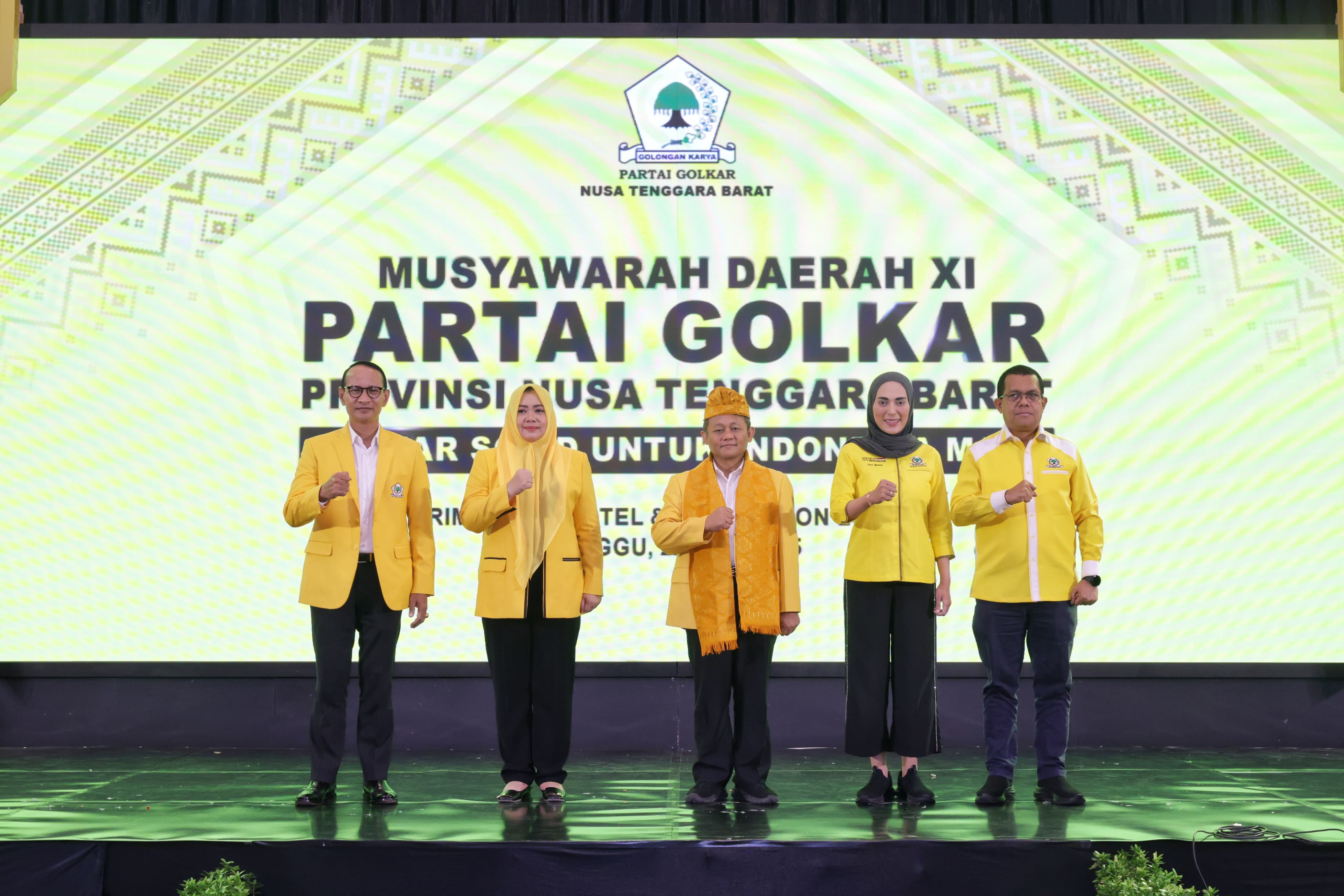 Ketua DPD Golkar H Mohan Roliskana, Ketua DPD Golkar Bima Hj Indah Dhamayanti, Sekjen DPP Golkar M Sarmuji, Bendum DPP Golkar  Hj Sari Yuliati, Waketum Melkiades Laka Lana berpose bersama