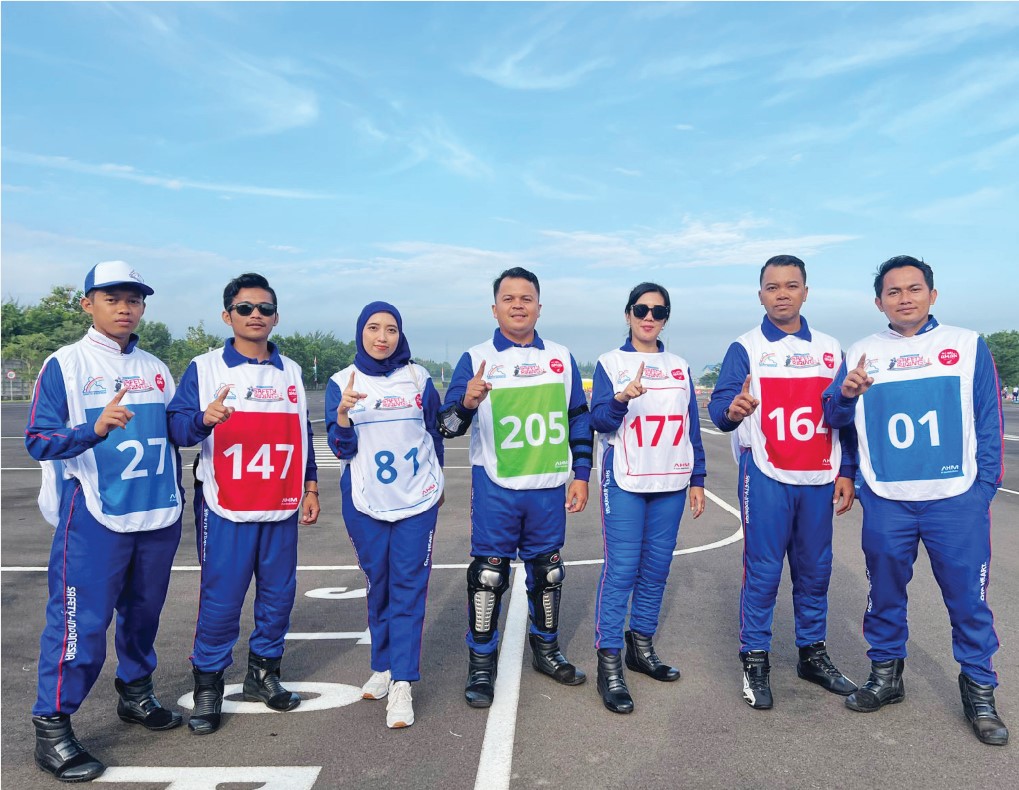 SIAP BERSAING: Perwakilan instruktur safety riding Astra Motor NTB yang ikut dalam AHSRIC 2025.